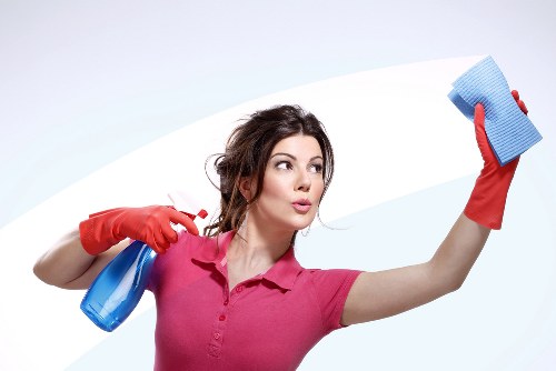 Local cleaner working in a Richmond apartment